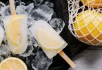 Selbstgemachtes Eis am Stiel mit Zitronen und Manuka Honig